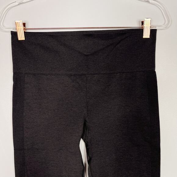 Lululemon Womens 8 Dark Heather Gray Seamless Crop Capri Pants Workout - Picture 3 of 8